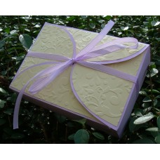 Кутийка за подарък в нежно лилаво